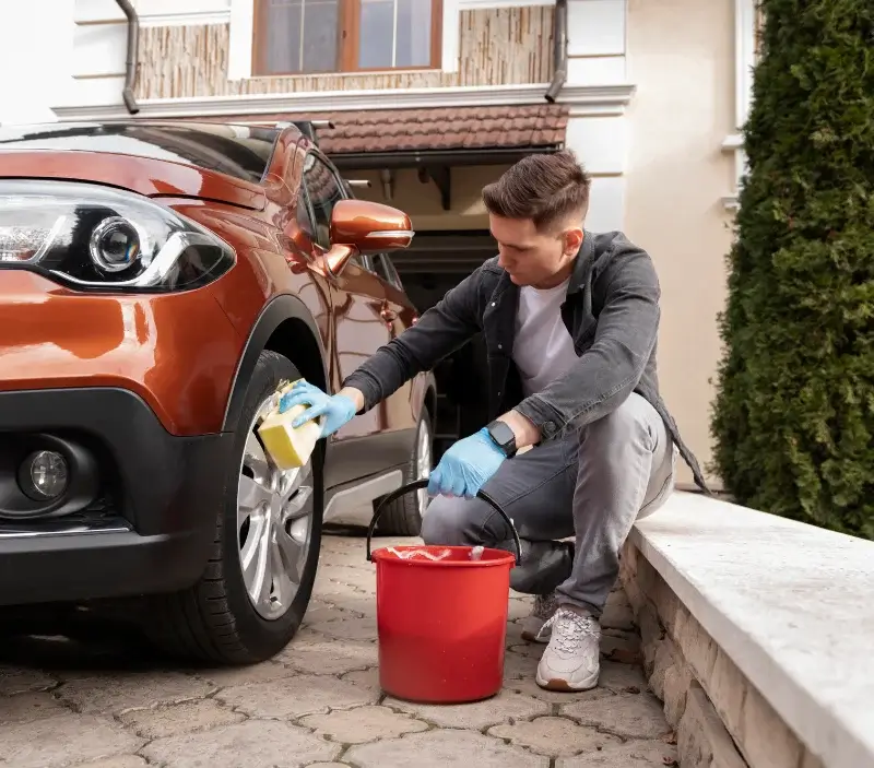 Lavage auto à domicile Chuisnes : professionnel intervenant sur un véhicule